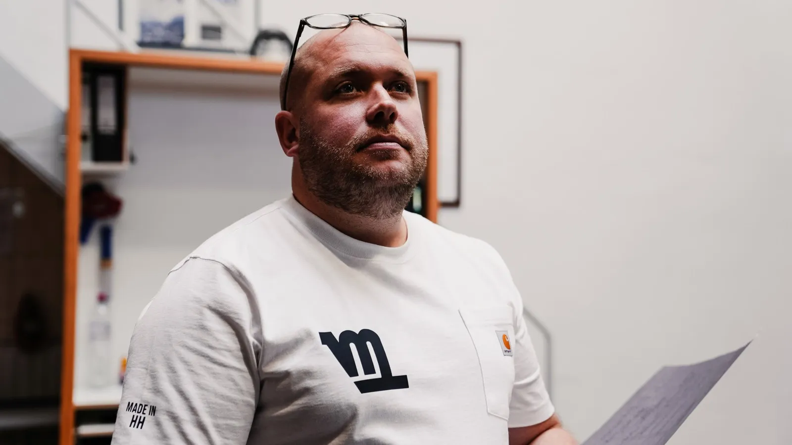 Max Löber ist Gründer sowie Geschäftsführer einer Tischlerei in Hamburg. Sein Unternehmen „Vanme“ ist auf den Ausbau von Campern spezialisiert.